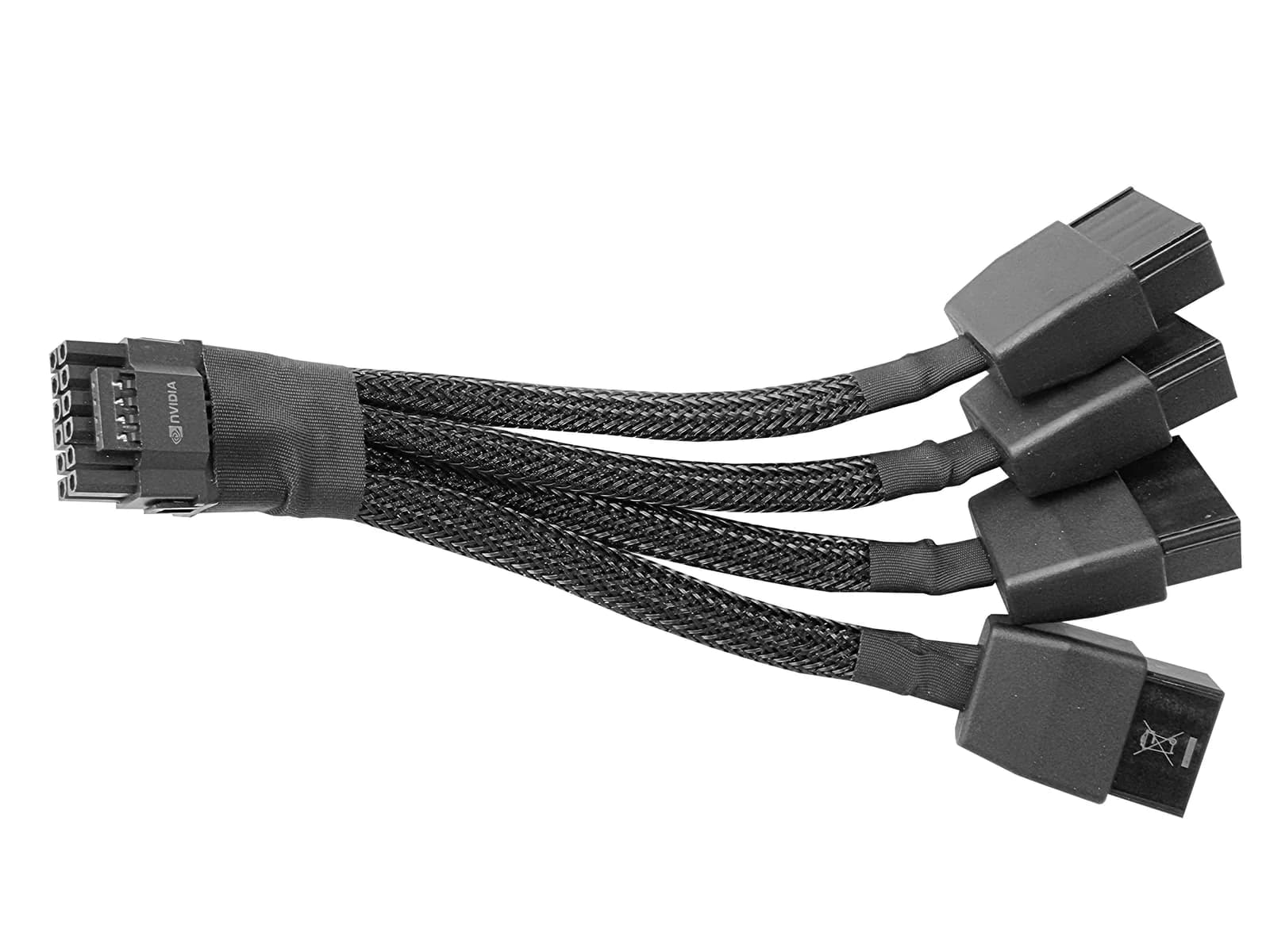 Adaptateur d'alimentation Nvidia à câbles gainés de noir : un connecteur 16 broches 12VHPWR d'un côté, quatre connecteurs PCIe 8 broches de l'autre