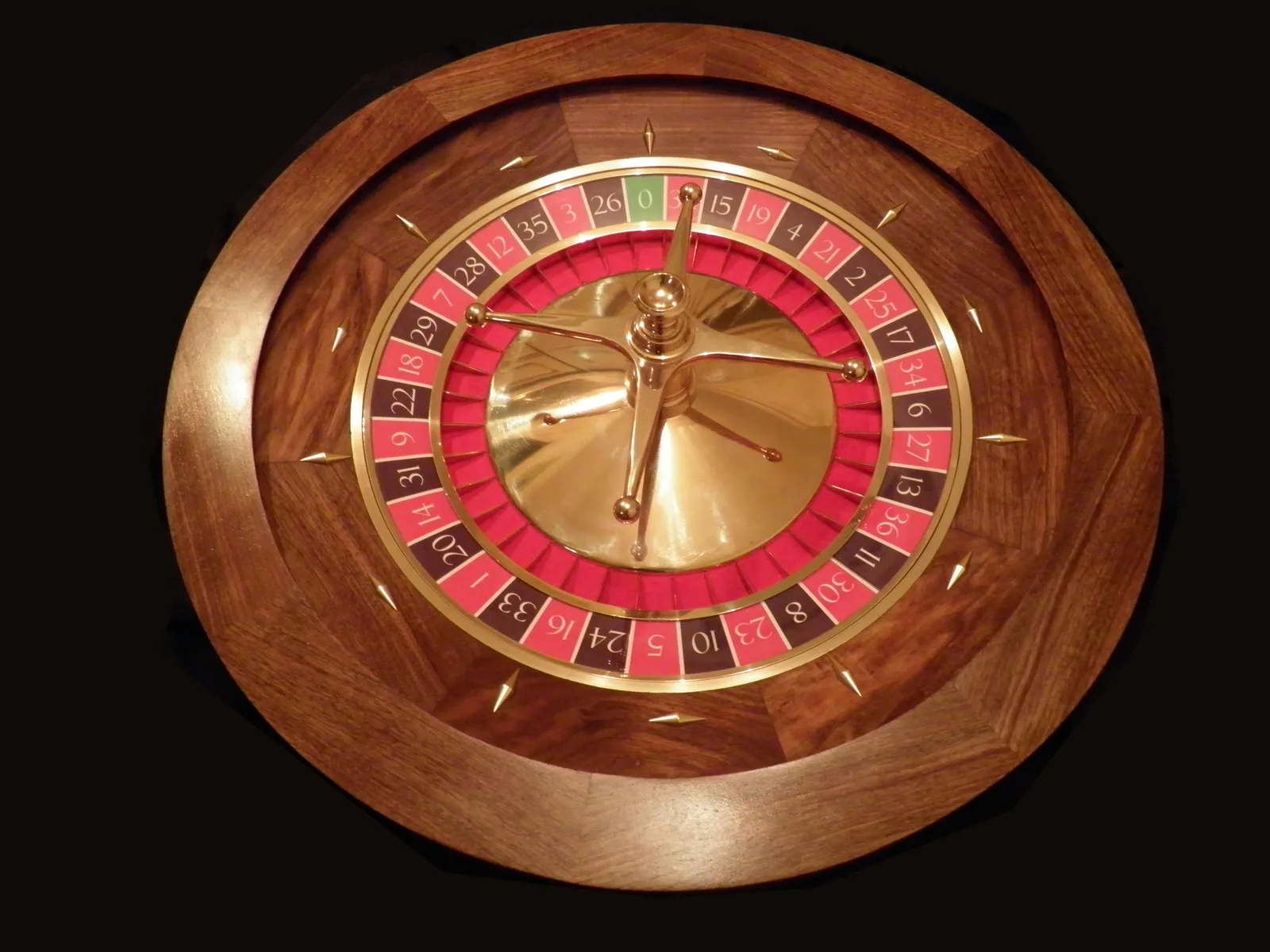 Cylindre de roulette européenne vu de dessus : 37 cases numérotées, dont 36 alternativement rouges et sombres et une seule verte, le zéro, en haut de la roue.
