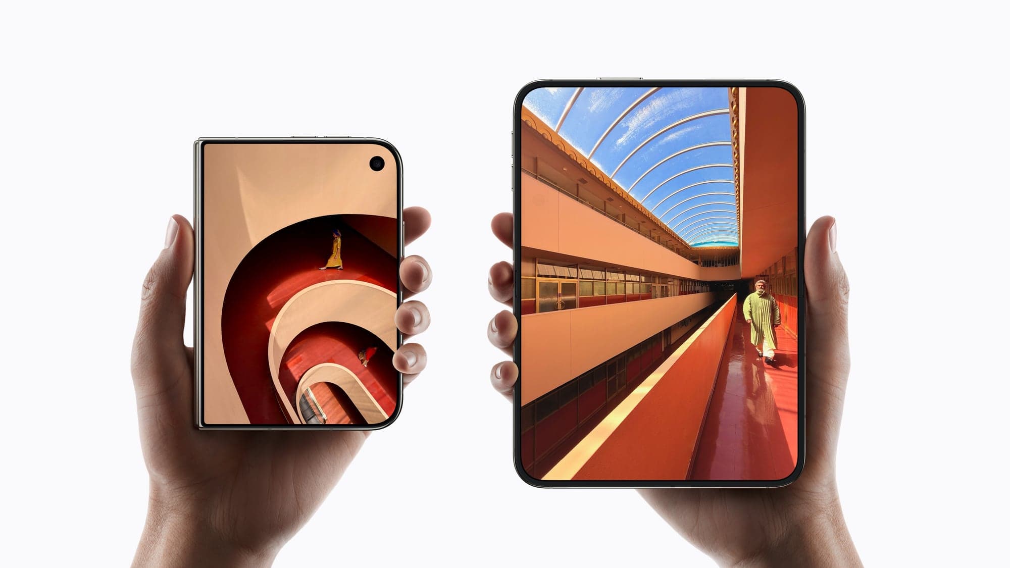 Deux mains tiennent chacune un iPhone Duo : à gauche plié, écran extérieur allumé, à droite déplié, grand écran intérieur allumé