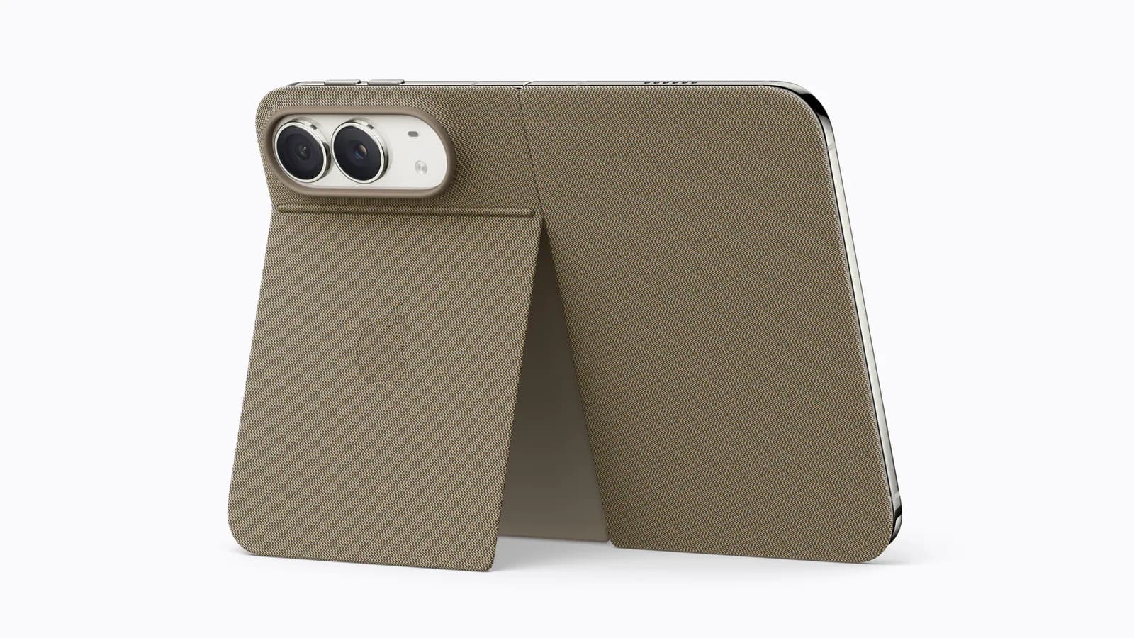 Dos d'un iPhone Duo déplié dans le Folio taupe d'Apple, posé sur sa béquille intégrée
