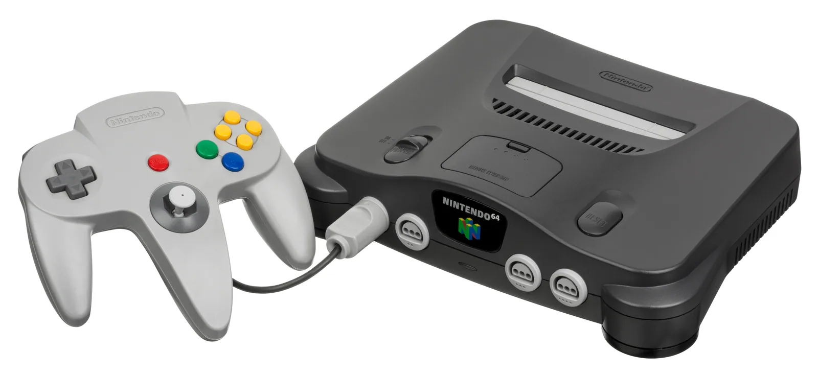 Une console Nintendo 64 gris anthracite reliée à sa manette grise à trois poignées, qui ne compte qu'un seul stick analogique, au centre, entre la croix directionnelle et les boutons colorés.